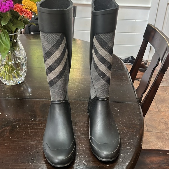 Size 38 Women’s Burberry Rainboot. Perfect for a stylish addition to an outfit - Picture 2 of 3